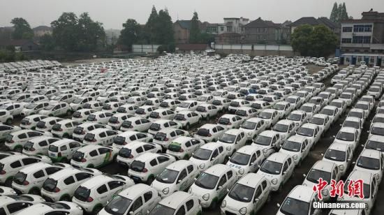 浙江杭州近3000辆被淘汰的新能源共享汽车密集停放在钱塘江边。中新社发 张洋 摄