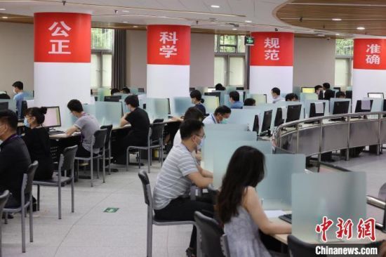 资料图：2021年6月16日，北京高考数学评卷点，工作人员正在阅卷 杨可佳 摄