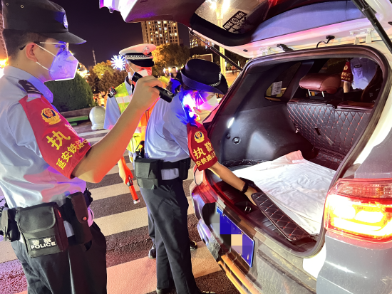 图为民警对可疑车辆进行重点检查。