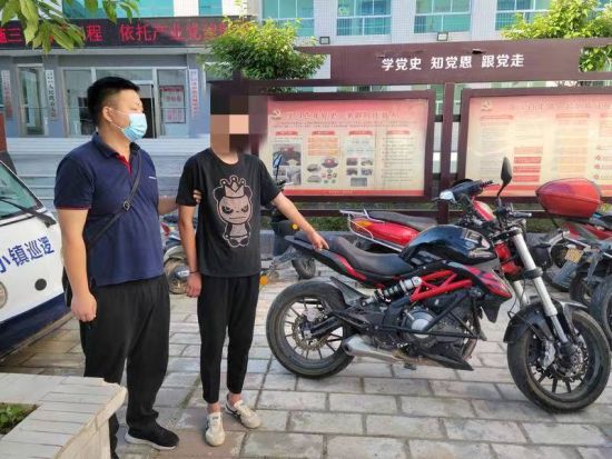 图为民警抓获盗窃摩托车嫌疑人。