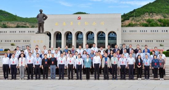 2022年7月19日，陕西省委统战部组织省级民主党派领导班子成员赴延安开展主题学习活动。中共陕西省委统战部供图