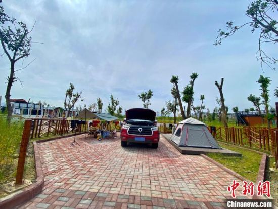新疆克拉玛依市独山子区自驾车营地为滞留旅客提供免费服务。　受访者提供