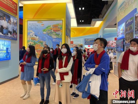 11月11日，20位在大陸高校就讀、生活的臺灣青年走進北京展覽館，參觀“奮進新時代”主題成就展�！≈熨R 攝