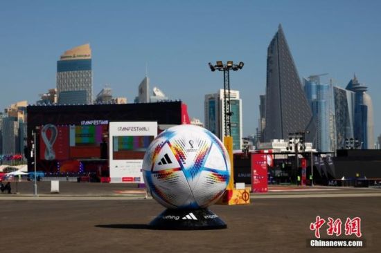 卡塔尔世界杯球迷节广场上的巨型“足球”。 中新社记者 富田 摄