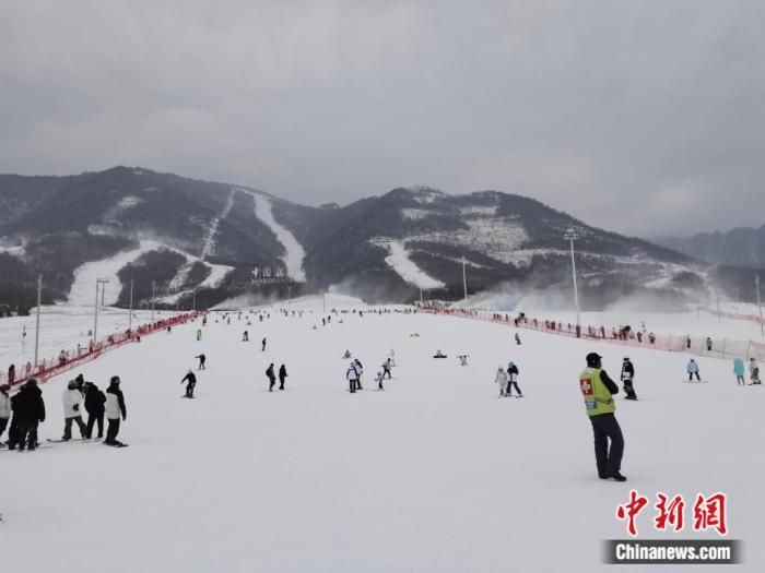 图为人们正在西安周边一雪场内滑雪。受访者供图