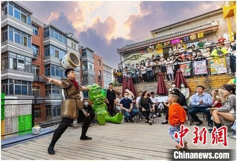 图为西安街头的杂技表演。　西安市文化和旅游局供图