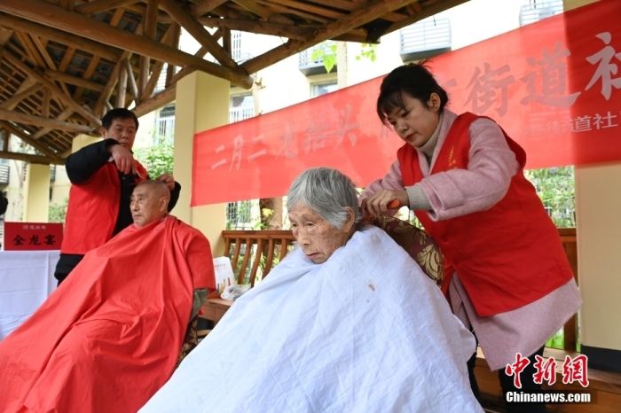 资料图：几位爱心志愿者在重庆一养老院为老人们免费理发。中新社记者 陈超 摄