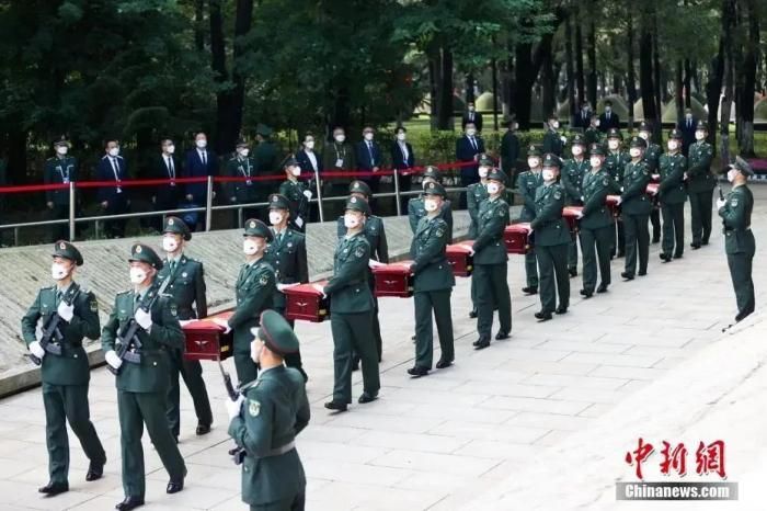 资料图：2022年9月17日，第九批在韩中国人民志愿军烈士遗骸安葬仪式在沈阳抗美援朝烈士陵园举行。中新社记者 于海洋 摄