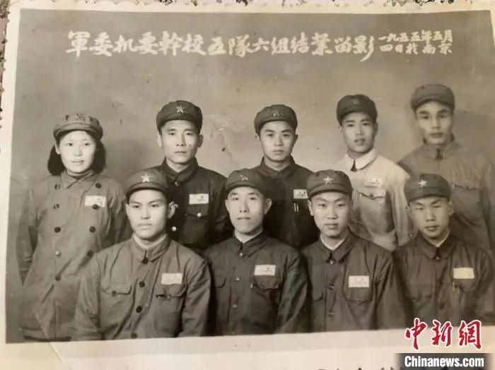资料图：刘世亭担任机要译电员时的老照片。 刘世亭供图