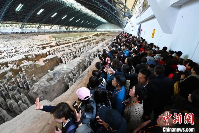 圖為秦始皇帝陵博物院吸引眾多游客前往參觀。張天柱攝