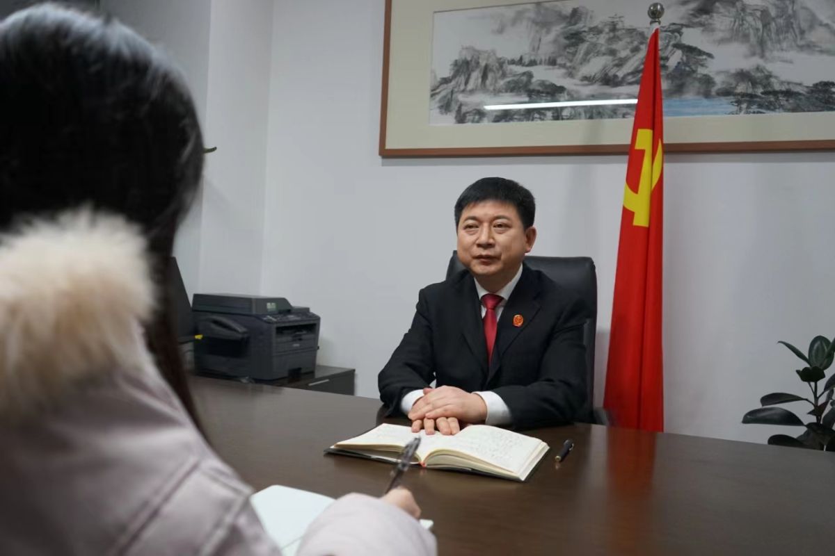 西安雁塔区法院院长李云峰接受中新社记者采访。 党田野 摄