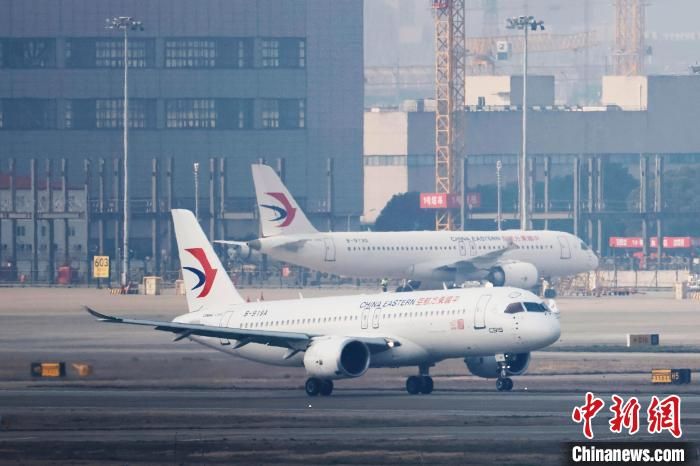 　执行MU2152航班的东航C919国产大飞机(注册号为B-919A)，从上海虹桥机场起飞。中新网记者殷立勤摄