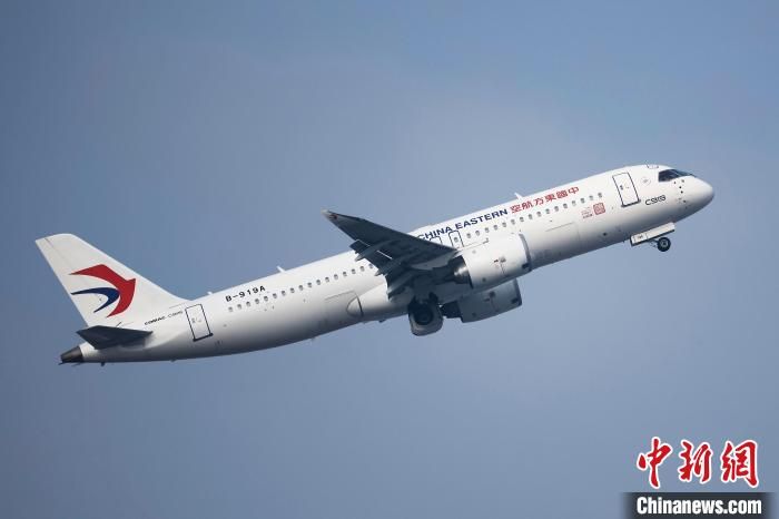 执行MU2152航班的东航C919国产大飞机(注册号为B-919A)，从上海虹桥机场起飞。中新网记者殷立勤摄