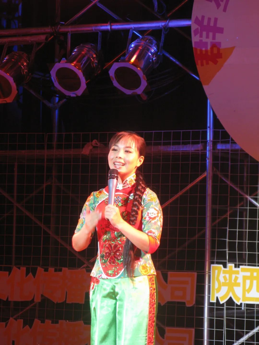 在中国首届陕北民歌跨界音乐会上，王二妮引吭高歌。记者 李苗苗 摄