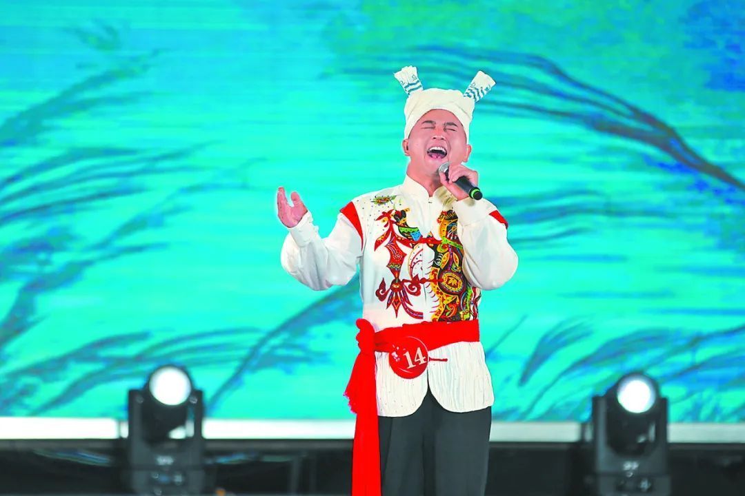 在2023陕北民歌群众广场歌会总决赛上，参赛选手王重演唱《一对对鸳鸯水上漂》。记者 杨彬 摄