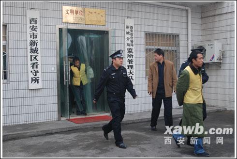 新城警方在汉中抓获两嫌犯 坟地挖出1.9公斤金条