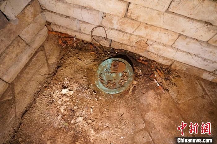 西安战国墓葬中发现形制极为罕见镂空蟠螭纹铜镜