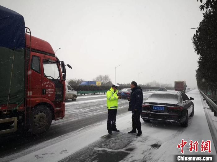 陕西迎大范围雨雪天气 多个高速入口封闭