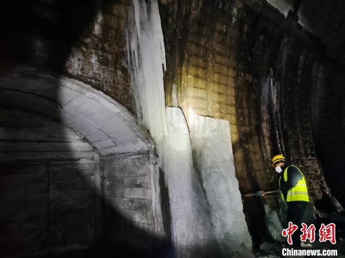 （新春走基层）秦岭隧道里的“破冰人”